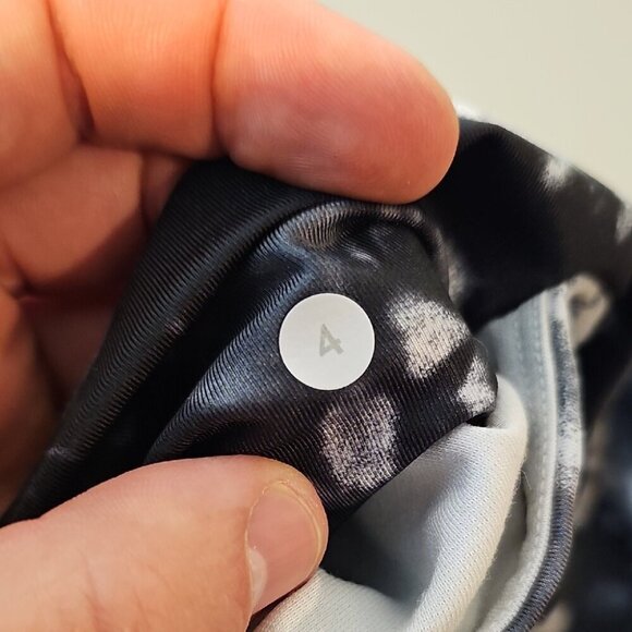 Lululemon Athletica Size 4 Black and White Cropped Leggings for Athleisure - Picture 9 of 10